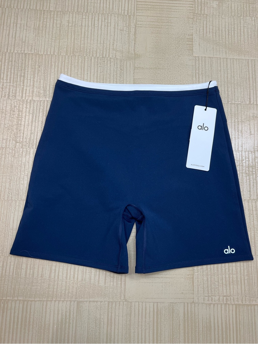 NWT ALO AIRBRUSH DOUBLE UP 5” SHORT
